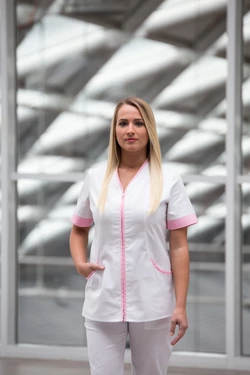 Lia fehér köpeny
